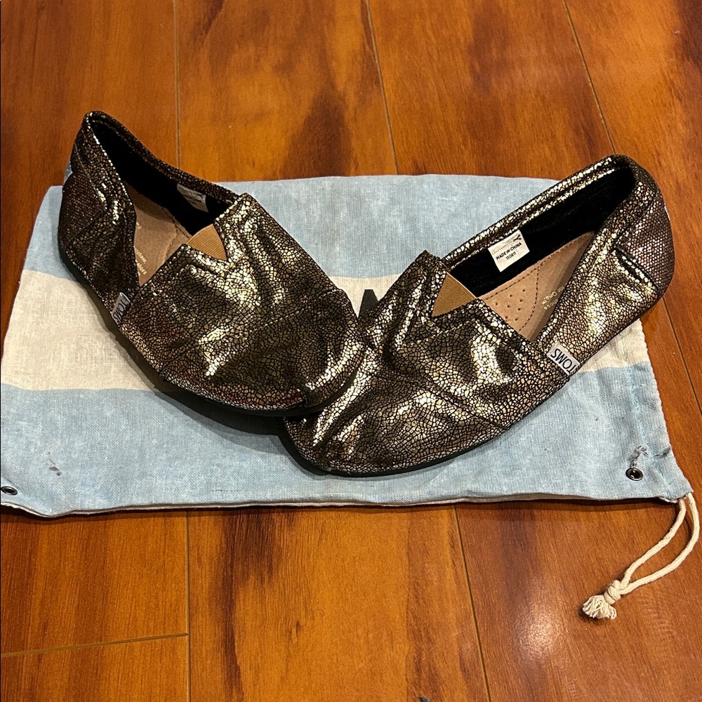 TOMS Classics Fowler Metal Gold & Black Slip-Ons